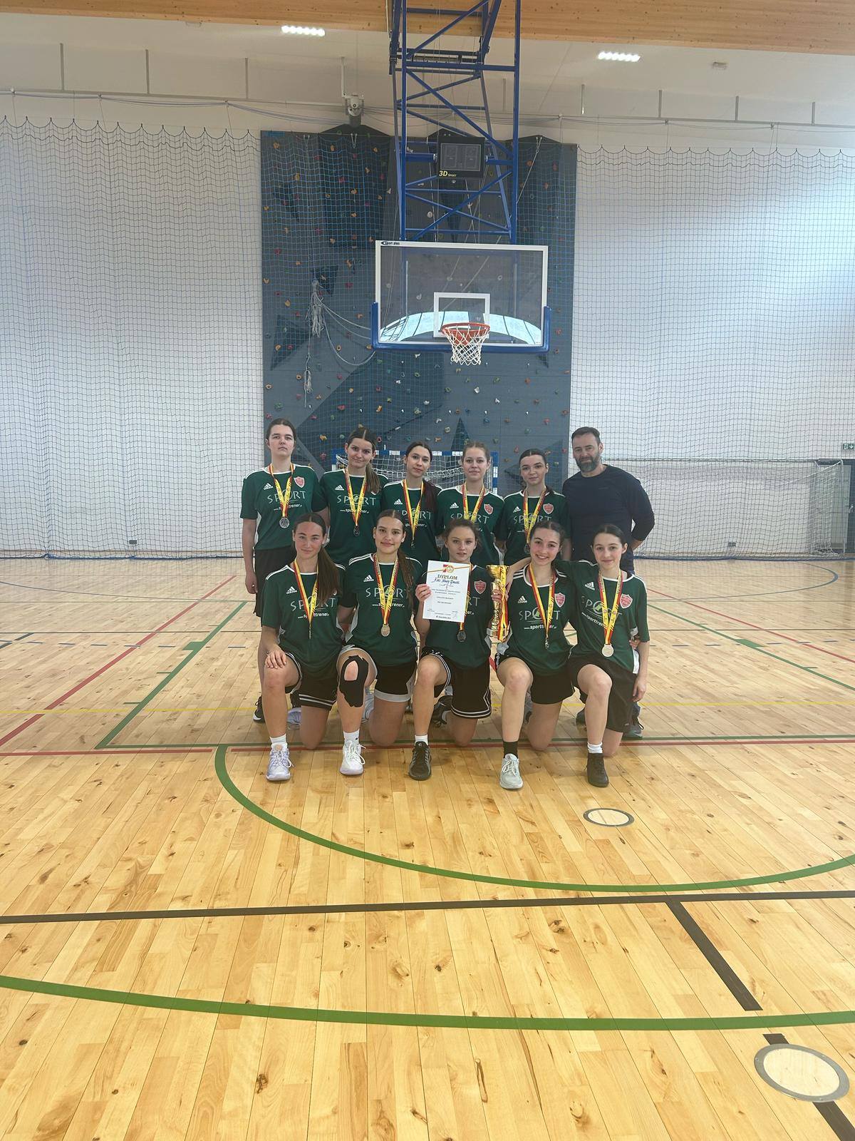 Zdjęcie Koszykówka dziewcząt - zaw woj 2 miejsce (2)e14409aa-8e3f-496f-b931-49aec9c3d214.jpg w galerii Koszykówka dziewcząt - 2 miejsce w województwie!